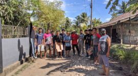 Keterangan Foto: Warga desa Cibuah antusias gotong royong perbaiki jalan rusak disekitar lingkungan, (Minggu, 16/4/2023) 