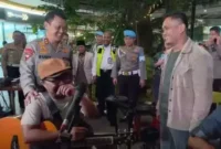 Keterangan foto : Kapolda Banten Irjen Pol Pol Prof. Dr. Rudy Heriyanto menyapa anak band yang tergabung dalam Ikatan Musisi Merak (IMM) di Dermaga 6 Pelabuhan Merak pada Sabtu (15/04) malam.