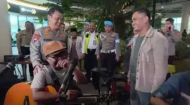 Keterangan foto : Kapolda Banten Irjen Pol Pol Prof. Dr. Rudy Heriyanto menyapa anak band yang tergabung dalam Ikatan Musisi Merak (IMM) di Dermaga 6 Pelabuhan Merak pada Sabtu (15/04) malam.