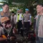 Keterangan foto : Kapolda Banten Irjen Pol Pol Prof. Dr. Rudy Heriyanto menyapa anak band yang tergabung dalam Ikatan Musisi Merak (IMM) di Dermaga 6 Pelabuhan Merak pada Sabtu (15/04) malam.