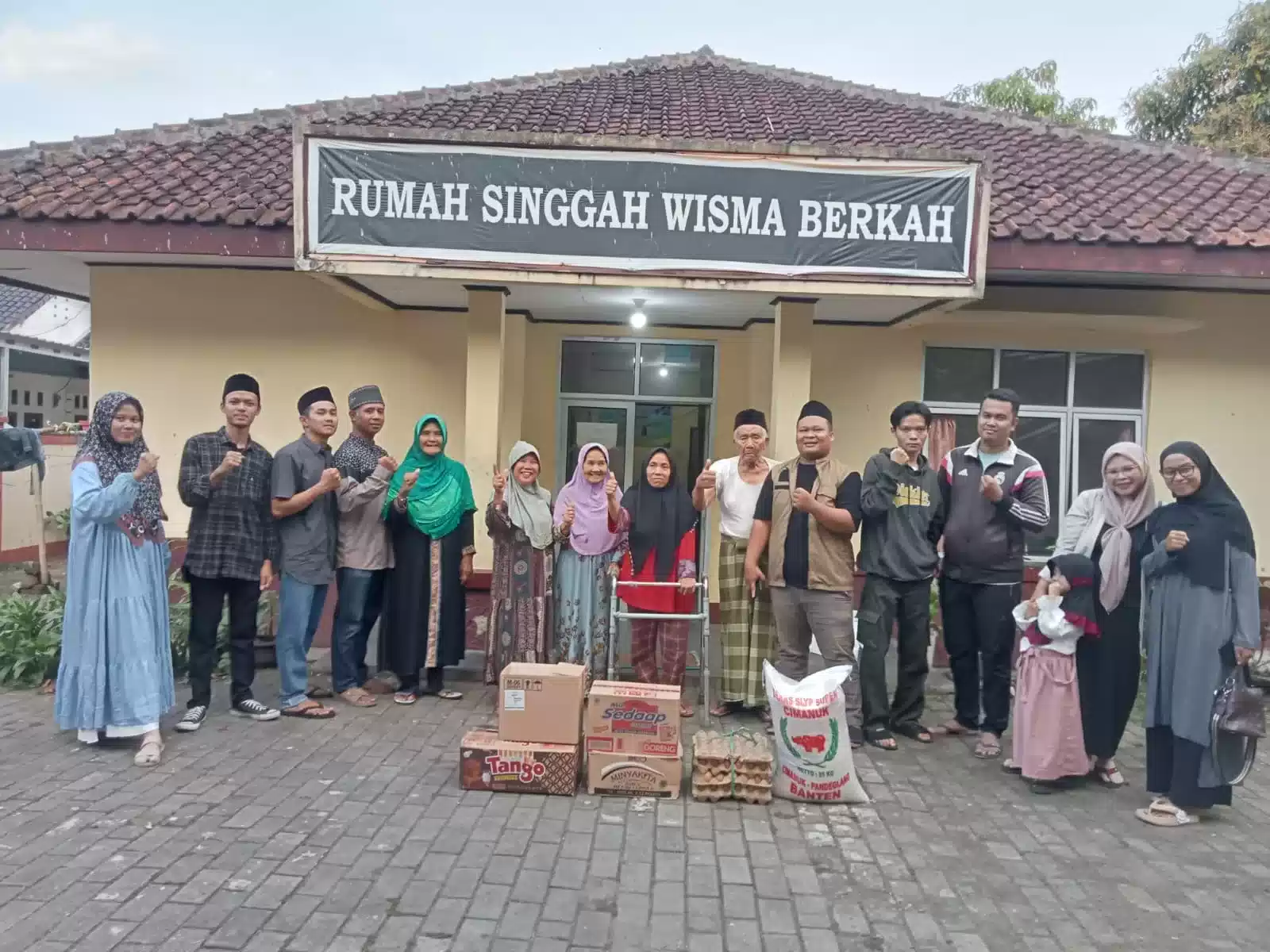 Kita Pandeglang Bagikan Paket Sembako dan Santunan Anak Yatim-Piatu I Teras Media