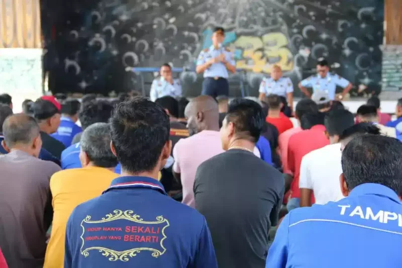Keterangan foto : Kepala Lapas (Kalapas) Kadiyono saat memberika pesan khusus ke warga binaan, Selasa (18/4/2023)