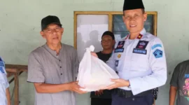 Kalapas Cirebon berbagi 1000 ketupat pada yayasan pati jompo, (Rabu, 19/4/2023) 