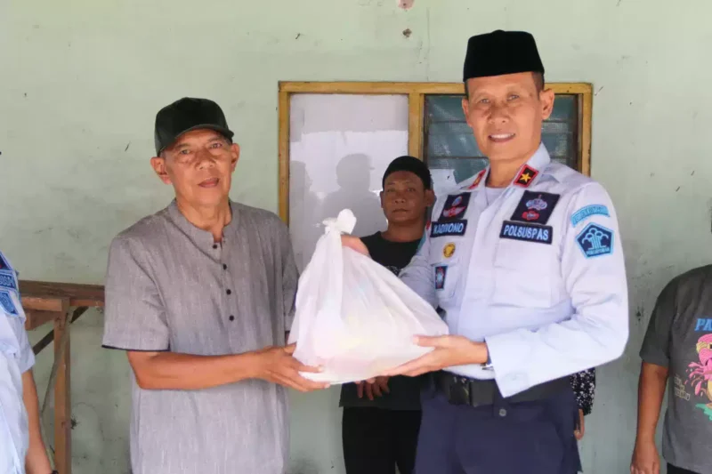 Kalapas Cirebon berbagi 1000 ketupat pada yayasan pati jompo, (Rabu, 19/4/2023) 