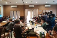 Keterangan foto : Elliana Wibowo, yang didampingi Tim Kuasa Hukum dari EDSA Attorney At Law, Saddan Sitorus dan Firton Ernesto, Rabu (19/4/2023)
