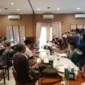 Keterangan foto : Elliana Wibowo, yang didampingi Tim Kuasa Hukum dari EDSA Attorney At Law, Saddan Sitorus dan Firton Ernesto, Rabu (19/4/2023)