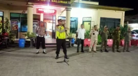 Foto: Kapolsek Mauk AKP Yono Taryono saat memberikan arahan dalam kegiatan pengamanan malam takbiran idul Fitri 1444H. Jum'at (20/4).