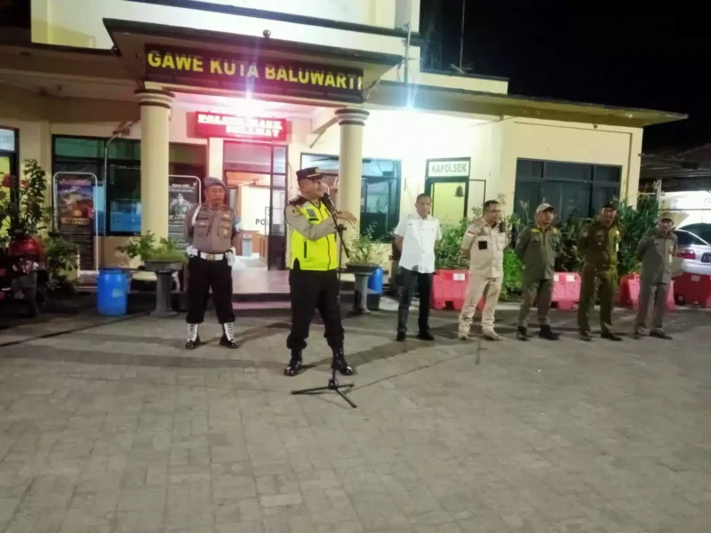 Foto: Kapolsek Mauk AKP Yono Taryono saat memberikan arahan dalam kegiatan pengamanan malam takbiran idul Fitri 1444H. Jum'at (20/4).