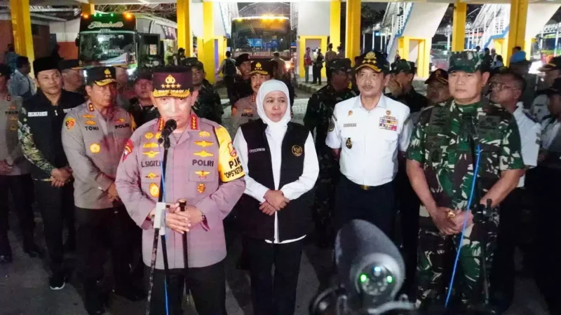 Keterangan foto : Kapolri Jenderal Listyo Sigit Probowo meninjau Terminal Purabaya di Bungurasih, Sidoarjo. Dia berjanji Mabes Polri akan mengawal rekayasa lalu lintas mudik hingga tuntas, Rabu (19/4/2023)