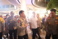 Keterangan foto : Kapolda Banten Irjen Pol Prof. Dr. Rudy Heriyanto cek arus mudik di Pelabuhan Merak pada Kamis (20/04) malam.
