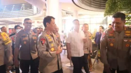 Keterangan foto : Kapolda Banten Irjen Pol Prof. Dr. Rudy Heriyanto cek arus mudik di Pelabuhan Merak pada Kamis (20/04) malam.