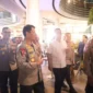 Keterangan foto : Kapolda Banten Irjen Pol Prof. Dr. Rudy Heriyanto cek arus mudik di Pelabuhan Merak pada Kamis (20/04) malam.
