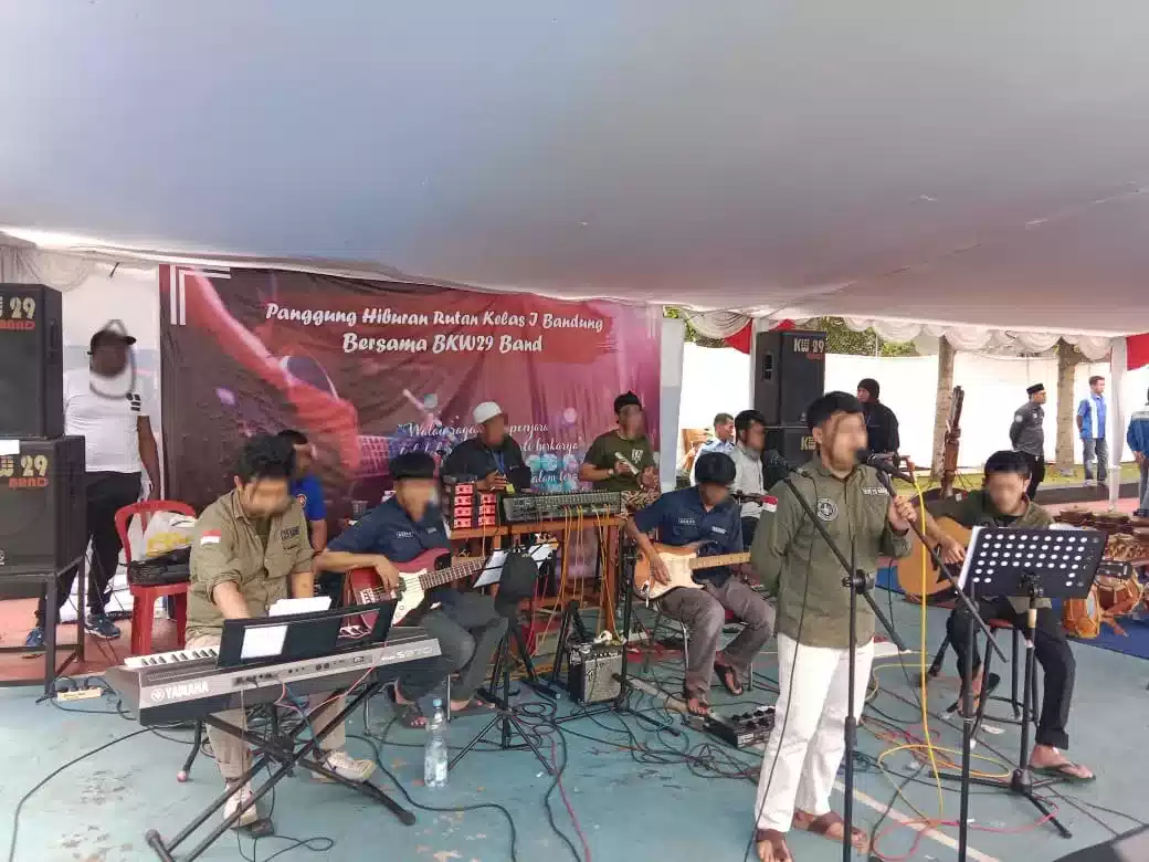 Hibur Pengunjung, Rutan Bandung Suguhkan Penampilan Band(BKW29) Dan Musik Tradisional WBP I Teras Media