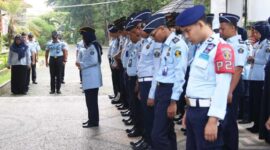 Keterangan foto : Lapas Cirebon saat apel dan berdoa, Kamis (27/4/2023)