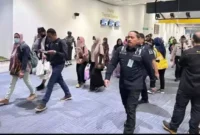 Keterangan foto : Kanwilkumham DKI Jakarta saat layani WNI di Bandara Soekarno Hatta, Jumat (28/4/2023)