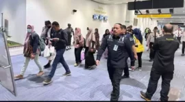Keterangan foto : Kanwilkumham DKI Jakarta saat layani WNI di Bandara Soekarno Hatta, Jumat (28/4/2023)
