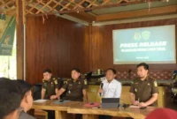Keterangan foto : Kepala Kejari Luwu Timur, Yadyn, saat konferensi pers pada Sabtu (29/4/2023)