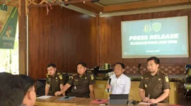Keterangan foto : Kepala Kejari Luwu Timur, Yadyn, saat konferensi pers  pada Sabtu (29/4/2023)