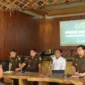 Keterangan foto : Kepala Kejari Luwu Timur, Yadyn, saat konferensi pers  pada Sabtu (29/4/2023)