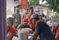 Keterangan Foto: Penyaluran Bantuan Beras Dari Badan Pangan Nasional di Desa Paku Alam Kecamatan Pakuhaji Kabupaten Tangerang pada Minggu (30/4).