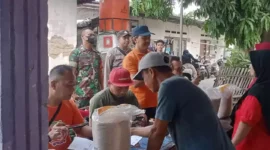 Keterangan Foto: Penyaluran Bantuan Beras Dari Badan Pangan Nasional di Desa Paku Alam Kecamatan Pakuhaji Kabupaten Tangerang pada Minggu (30/4).