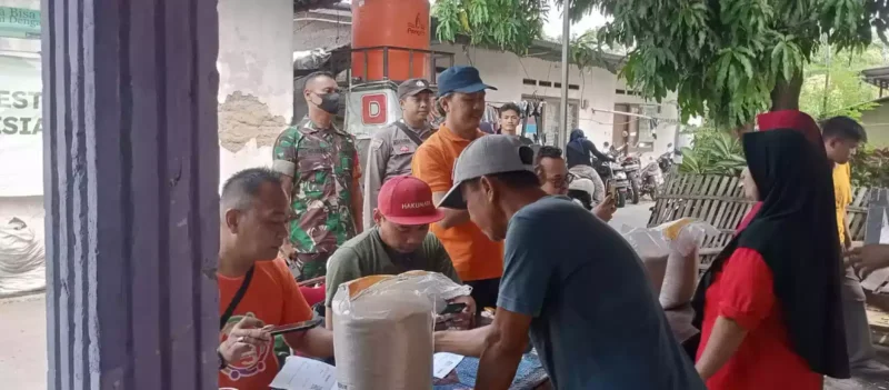 Keterangan Foto: Penyaluran Bantuan Beras Dari Badan Pangan Nasional di Desa Paku Alam Kecamatan Pakuhaji Kabupaten Tangerang pada Minggu (30/4).