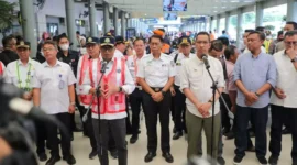 Keterangan foto : Pj. Gubernur Heru didampingi Asisten Pemerintahan Sekda DKI Jakarta Sigit Widjatmoko, Asisten Pembangunan dan Lingkungan Hidup Sekda DKI Jakarta Afan Adriansyah Idris, Wali Kota Administrasi Jakarta Pusat Dhany Sukma, Wali Kota Administrasi Jakarta Timur M. Anwar dan Wali Kota Administrasi Jakarta Selatan Munjirin, Minggu (30/4/2023)