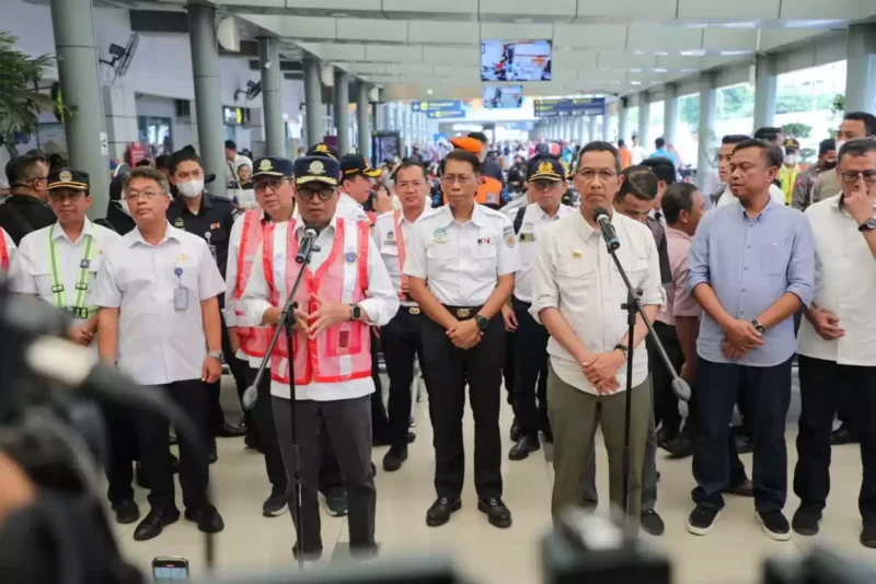 Keterangan foto : Pj. Gubernur Heru didampingi Asisten Pemerintahan Sekda DKI Jakarta Sigit Widjatmoko, Asisten Pembangunan dan Lingkungan Hidup Sekda DKI Jakarta Afan Adriansyah Idris, Wali Kota Administrasi Jakarta Pusat Dhany Sukma, Wali Kota Administrasi Jakarta Timur M. Anwar dan Wali Kota Administrasi Jakarta Selatan Munjirin, Minggu (30/4/2023)
