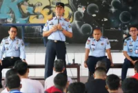 Keterangan foto : Kepala Lapas (Kalapas) Cirebon, Kadiyono saat memberikan arahan ke warga binaan, Minggu (30/4/2023)