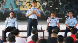Keterangan foto : Kepala Lapas (Kalapas) Cirebon, Kadiyono saat memberikan arahan ke warga binaan, Minggu (30/4/2023)
