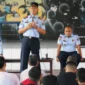 Keterangan foto : Kepala Lapas (Kalapas) Cirebon, Kadiyono saat memberikan arahan ke warga binaan, Minggu (30/4/2023)