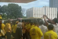 Ketua Umum Partai Golkar Airlangga Hartarto saat Melepas Pemudik Sambil Membagikan Bingkisan Lebaran.
