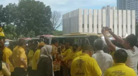 Ketua Umum Partai Golkar Airlangga Hartarto saat Melepas Pemudik Sambil Membagikan Bingkisan Lebaran.