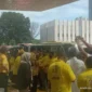 Ketua Umum Partai Golkar Airlangga Hartarto saat Melepas Pemudik Sambil Membagikan Bingkisan Lebaran.