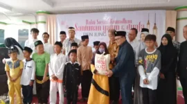 Foto: Ketua DPRD Kabupaten Tangerang, H Kholid Ismail (Pakai jas hitam) saat memberikan paket sembako kepada anak yatim.