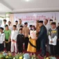 Foto: Ketua DPRD Kabupaten Tangerang, H Kholid Ismail (Pakai jas hitam) saat memberikan paket sembako kepada anak yatim.