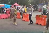 Foto : Personil Gabungan Amankan Jalannya Haul Abuya di Cilongok Pasar Kemis.