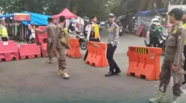 Foto : Personil Gabungan Amankan Jalannya Haul Abuya di Cilongok Pasar Kemis.