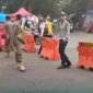 Foto : Personil Gabungan Amankan Jalannya Haul Abuya di Cilongok Pasar Kemis.