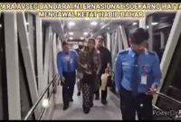 Keterangan foto : dipecat usai menjemput, mengawal serta mencium tangan Habib Bahar bin Smith saat turun dari pesawat, Minggu (2/4/2023)