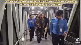 Keterangan foto : dipecat usai menjemput, mengawal serta mencium tangan Habib Bahar bin Smith saat turun dari pesawat, Minggu (2/4/2023)