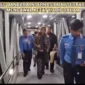 Keterangan foto : dipecat usai menjemput, mengawal serta mencium tangan Habib Bahar bin Smith saat turun dari pesawat, Minggu (2/4/2023)