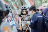 Keterangan foto : Seorang Polwan saat memberikan arahan, Sabtu (1/4/2023)