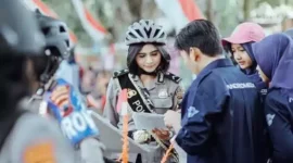 Keterangan foto : Seorang Polwan saat memberikan arahan, Sabtu (1/4/2023)