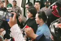 Keterangan foto : Artis Nikita Mirzani saat wawancara oleh awak media di PN Serang Banten, Minggu (9/4/2023) (Intragram/Nikita Mirzani)