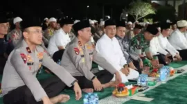 Keterangan foto : Kapolda Banten Irjen Pol Prof. Dr. Rudy Heriyanto didampingi Wakapolda Banten Brigjen Pol M. Sabilul Alif serta PJU Polda Banten, Danrem 064/MY Brigjen TNI Tatang Subarna, ketua umum pengurus besar Mathla’ul Anwar K.H Embay Mulya Syarief, ketua umum MUI Banten K.H TB Hamdi Ma’ani, tokoh agama, Forkopimda, serta diikuti personel jajaran Polda Banten, Kamis (13/4/2023)