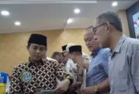 Keterangan foto : Wakil Menteri (Wamen) ATR/BPN Raja Juli Antoni saat menyerahkan sertifikat tanah wakaf masjid dan musala untuk enam kecamatan di Jakarta Utara, Selasa (11/4/2023) kemarin.