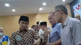 Keterangan foto : Wakil Menteri (Wamen) ATR/BPN Raja Juli Antoni saat menyerahkan sertifikat tanah wakaf masjid dan musala untuk enam kecamatan di Jakarta Utara, Selasa (11/4/2023) kemarin.
