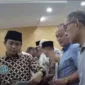 Keterangan foto : Wakil Menteri (Wamen) ATR/BPN Raja Juli Antoni saat menyerahkan sertifikat tanah wakaf masjid dan musala untuk enam kecamatan di Jakarta Utara, Selasa (11/4/2023) kemarin.