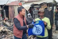 Keterangan foto : Kepala Lembaga Permasyarakatan (Kalapas) Indramayu, Beni Hidayat beserta jajaran menggunakan sepeeda motor mengunjungi Rumah warga di Blok Pasar Kulon Desa Segeran Lor, Kecamatan Juntinyuat, yang ludes di lalap api, Rabu (12/4/2023) sekitar pukul 20.30 WIB.